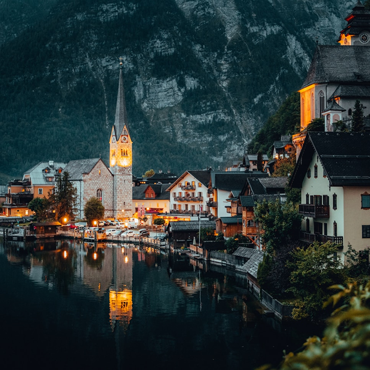 Vila com igreja às margens de um lago